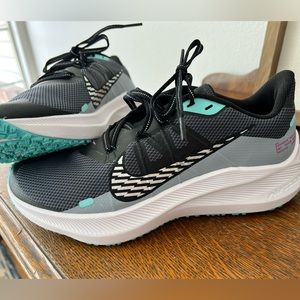 Women’s Nike winflo 7 shield size 9.5 *NEW*